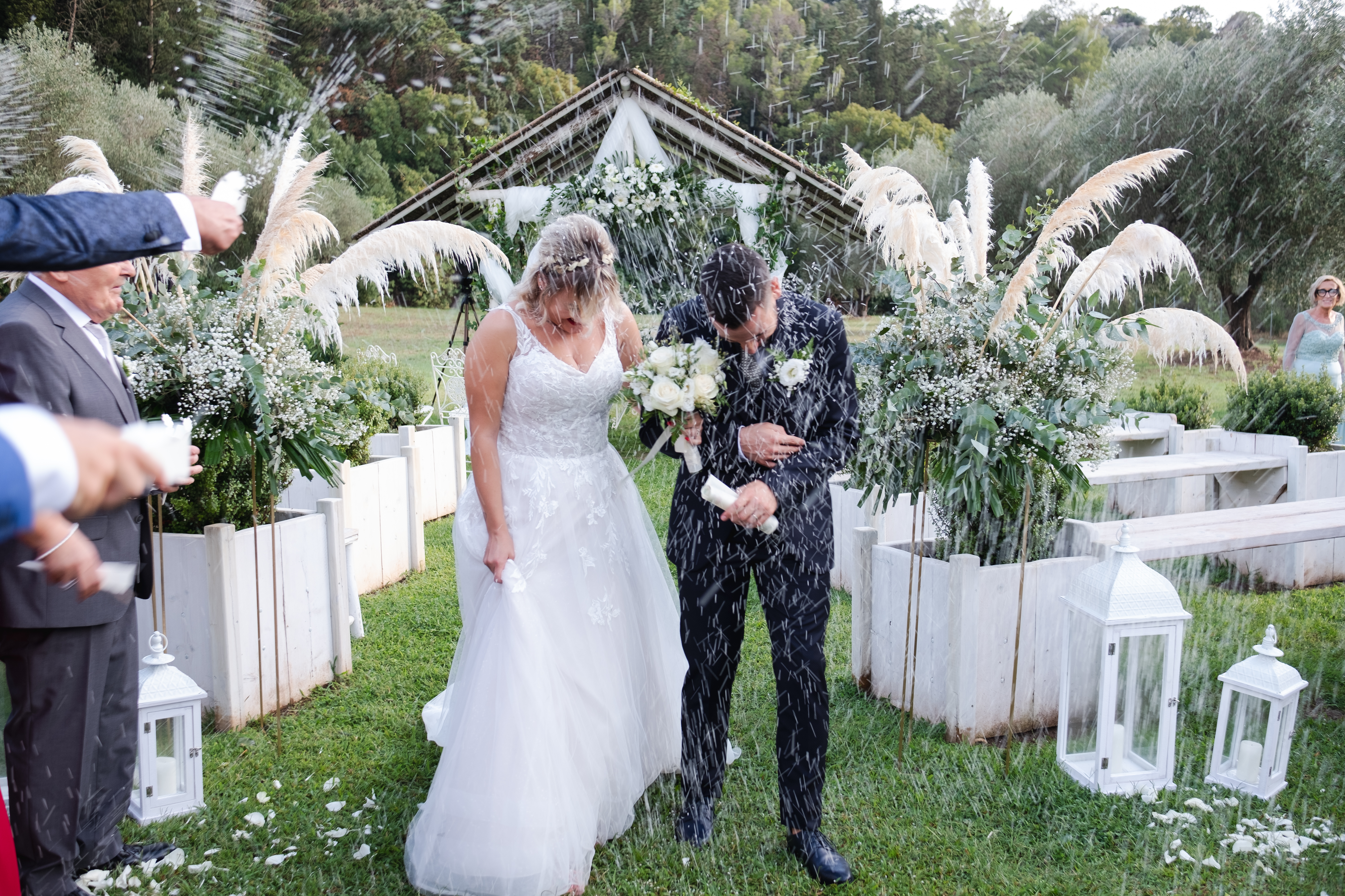 Uscita degli sposi con lancio del riso