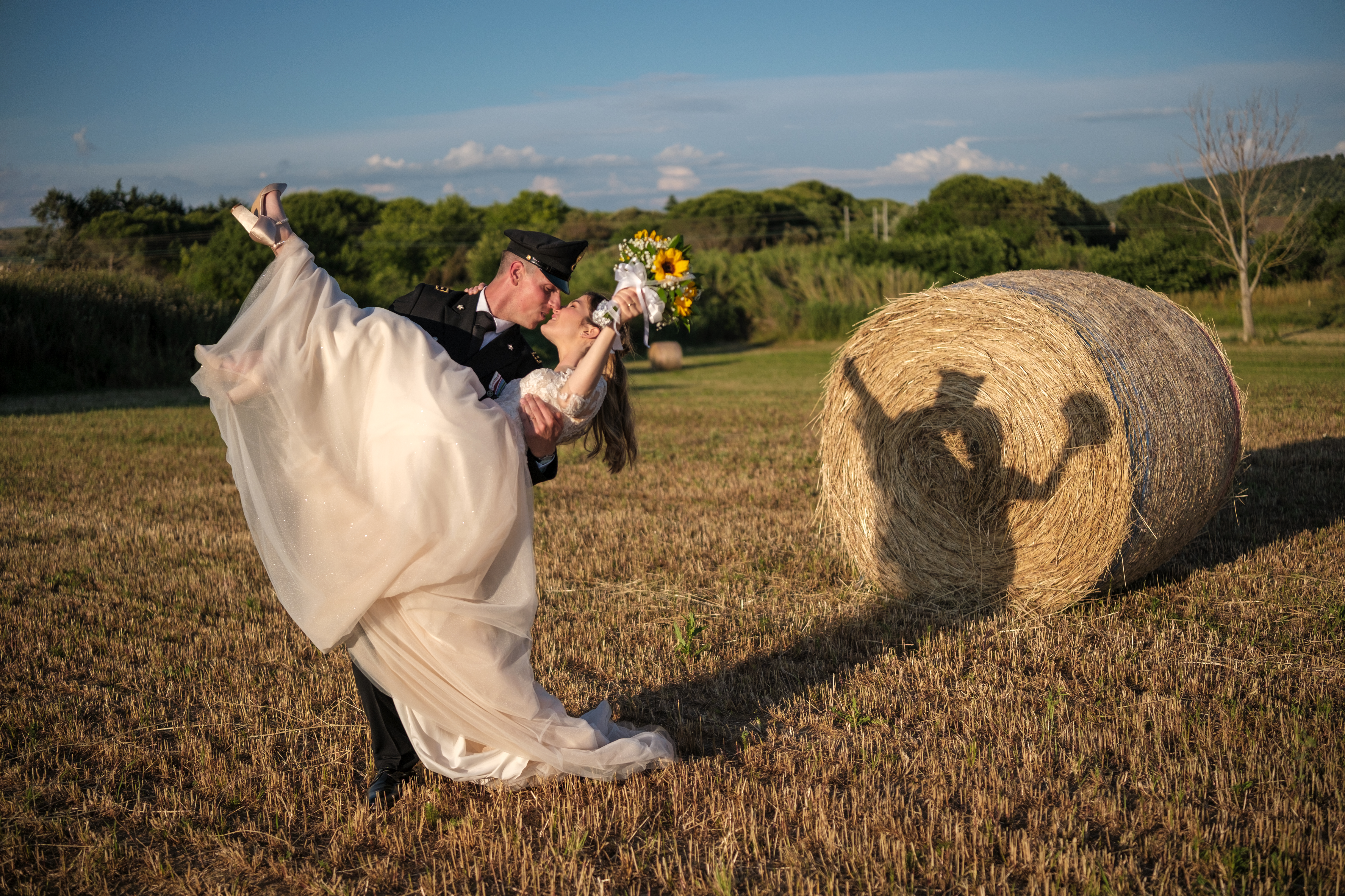 Sposi in esterna con balla di fieno
